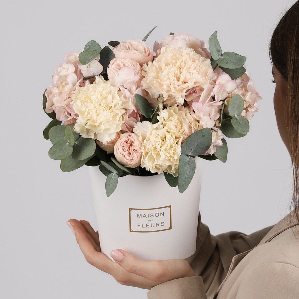 Цветы в коррбке с пион розой и гортензией